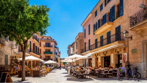 ¡El casco antiguo de Alcudia, en el noreste de la isla, siempre merece una visita! ¡El casco antiguo de Alcudia, en el noreste de la isla, siempre merece una visita!