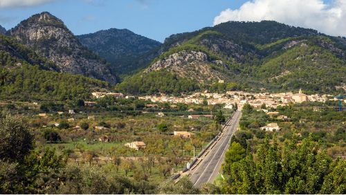 Vista de la ciudad de Inca y de la sierra de Tramuntana en el centro de la isla Vista de la ciudad de Inca y de la sierra de Tramuntana en el centro de la isla