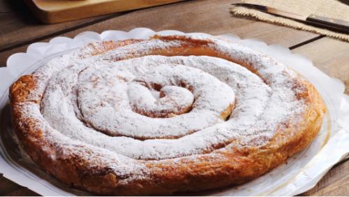 Pastelería tradicional de las Baleares: la dulce ensaimada de Mallorca. Pastelería tradicional de las Baleares: la dulce ensaimada de Mallorca.