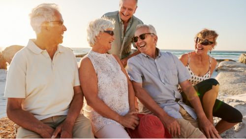 Vacaciones en Mallorca para mayores: Grupo de personas mayores relajándose en la playa. Vacaciones en Mallorca para mayores: Grupo de personas mayores relajándose en la playa.