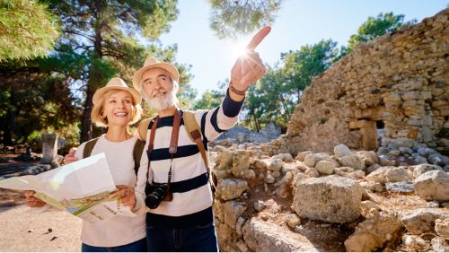 Mallorca para personas mayores: Pareja de ancianos caminando con bastones por la naturaleza mallorquina. Mallorca para personas mayores: Pareja de ancianos caminando con bastones por la naturaleza mallorquina.