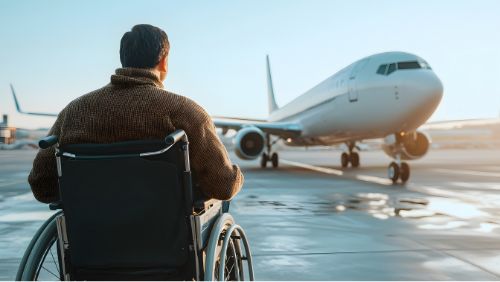 Volar con silla de ruedas: un hombre es llevado en silla al avión.