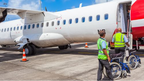 Viaje en avión con silla de ruedas: varias sillas esperan al pie del avión.