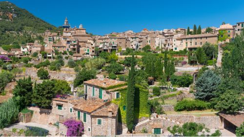 El hermoso pueblo de montaña de Valldemossa en la sierra de Tramuntana El hermoso pueblo de montaña de Valldemossa en la sierra de Tramuntana